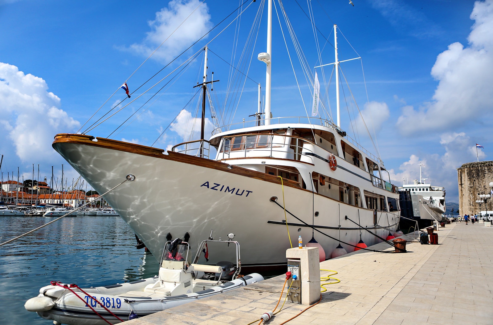 Cycling and sailing Croatia on the Azimut