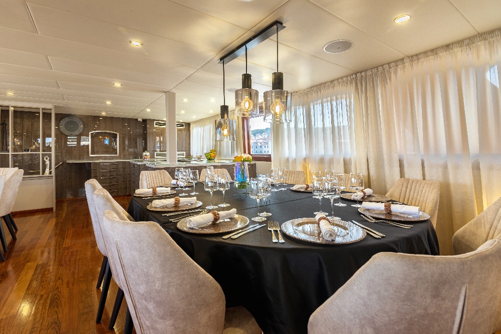 Dining-area-salon on melody boat