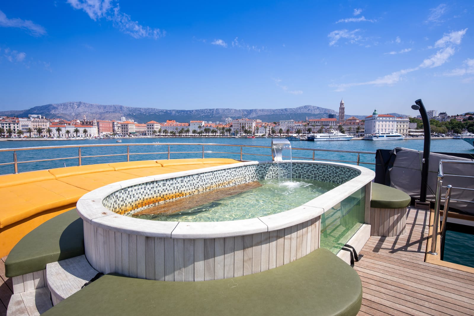 Luxury boat bella hot tub