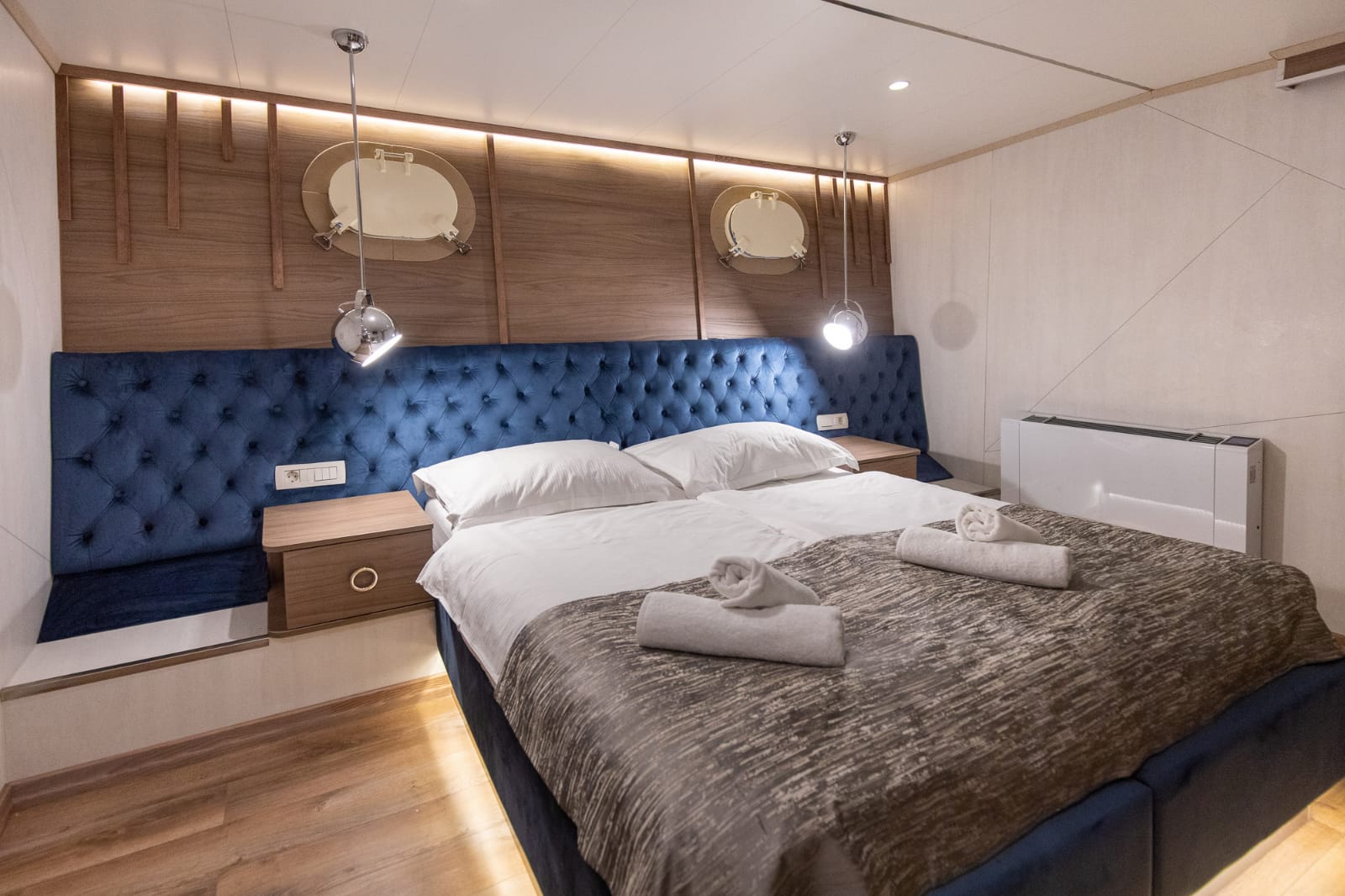 Luxury boat bella cabin