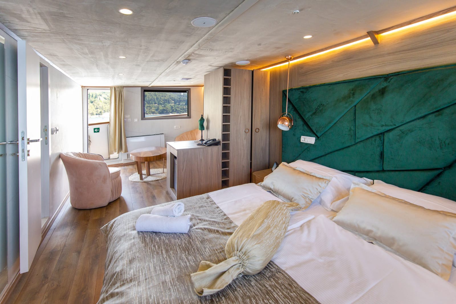 Luxury boat bella cabin