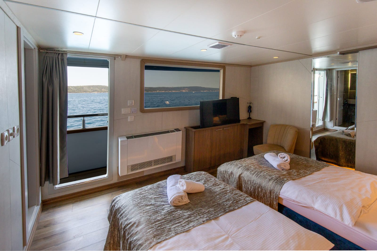 Luxury boat bella cabin 2 beds