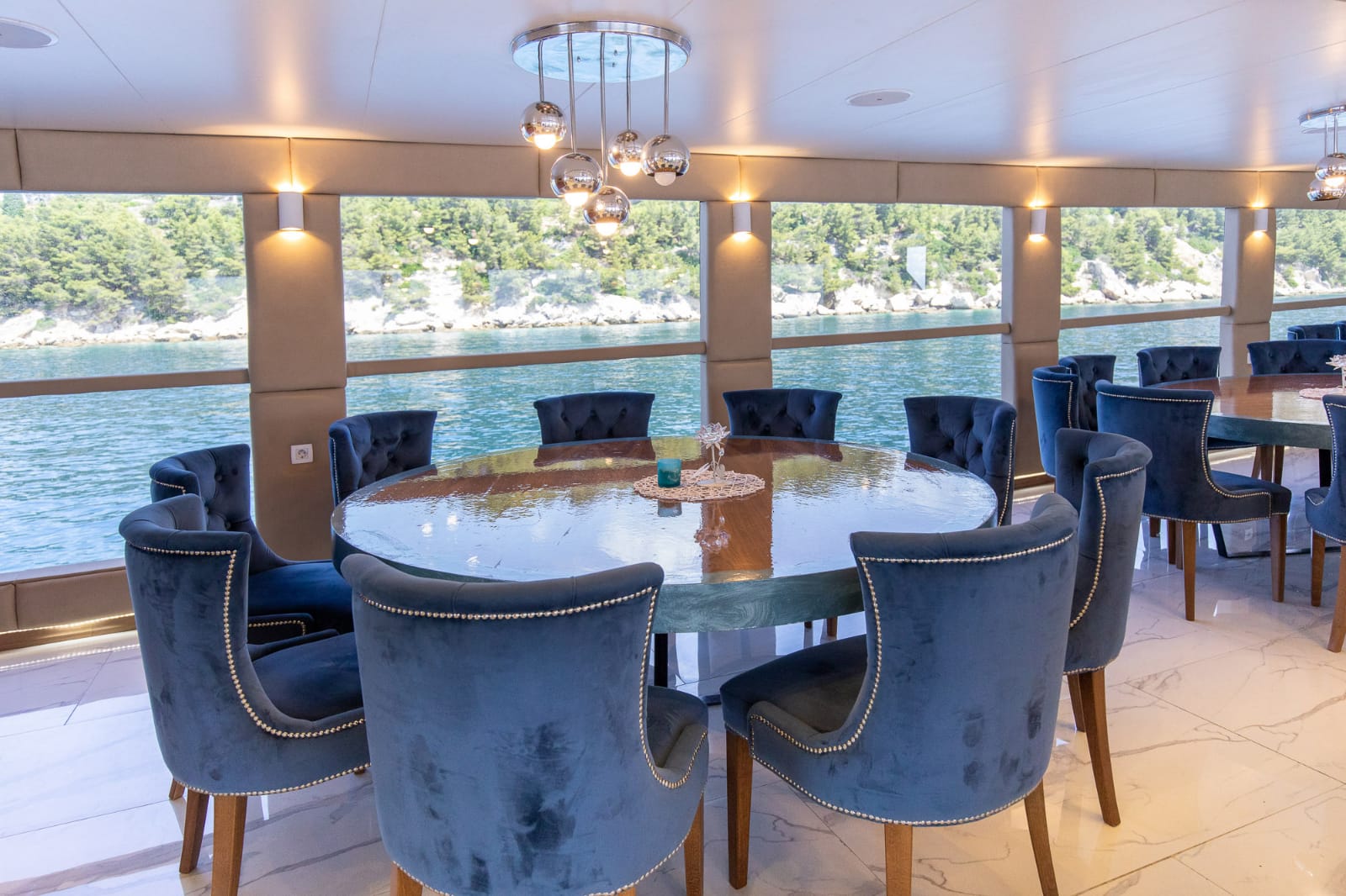 Luxury boat bella dining room