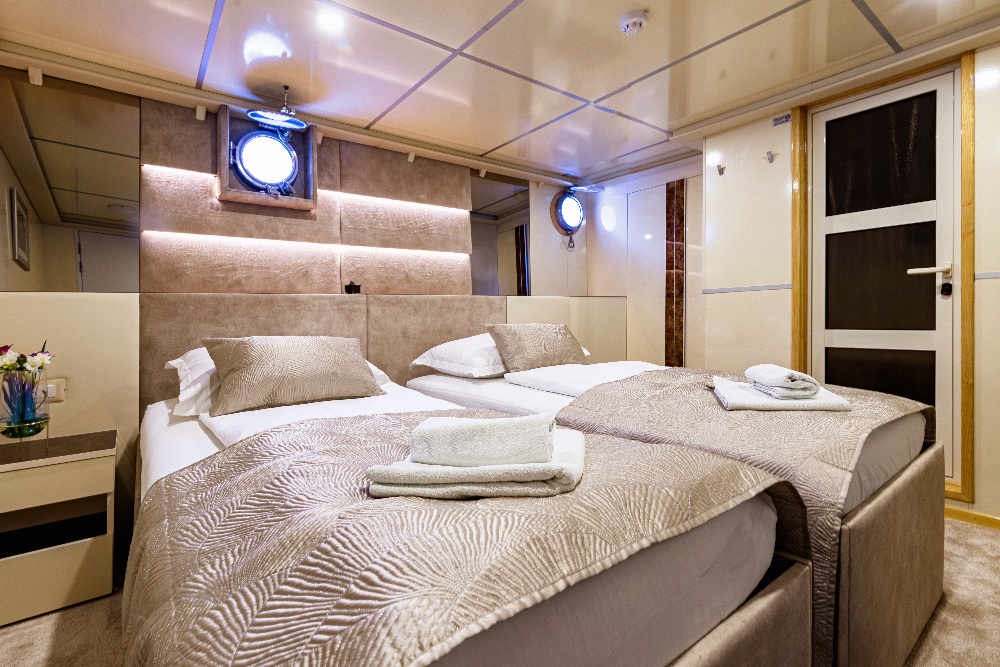 Lower deck cabin