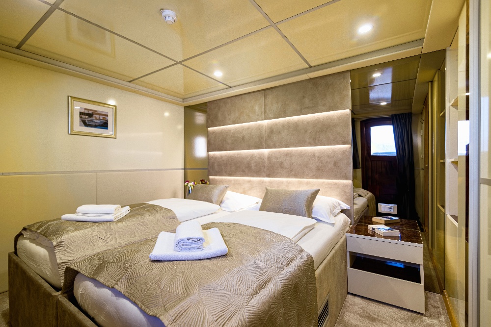 Main deck double bed cabin