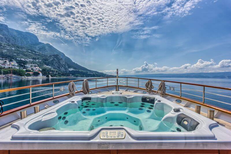 Melody boat whirlpool with view of ocean