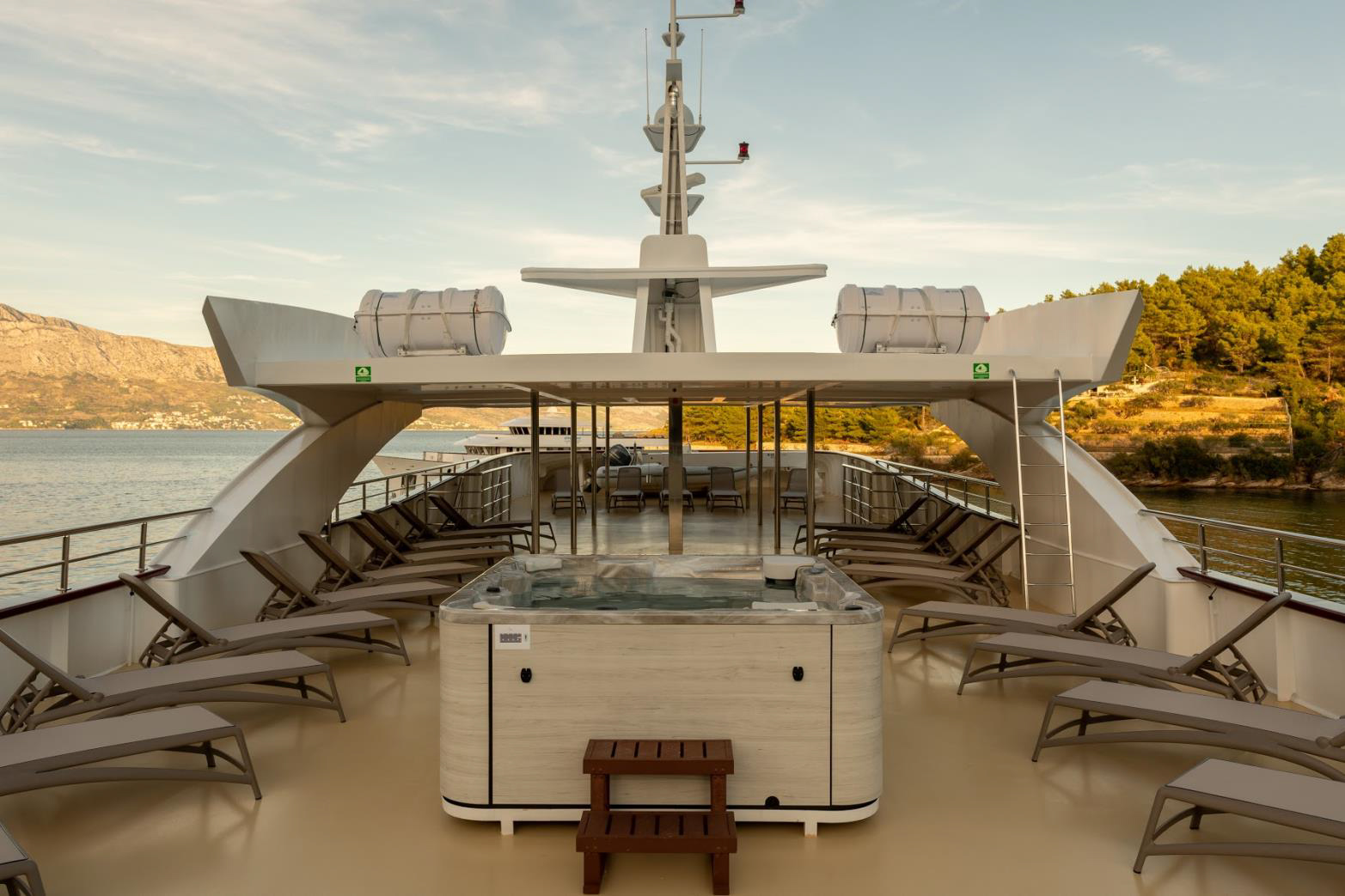 Ohana-premium-boat-deck