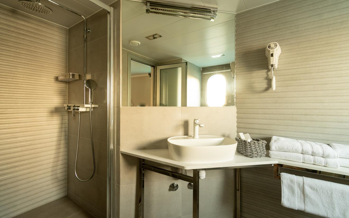 Ohana-premium-boat-ensuite