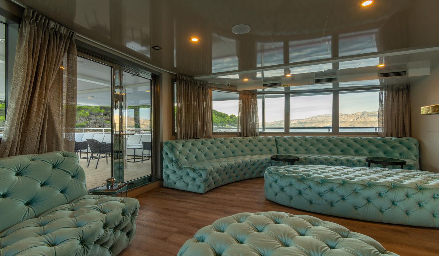 Ohana-premium-boat-lounge