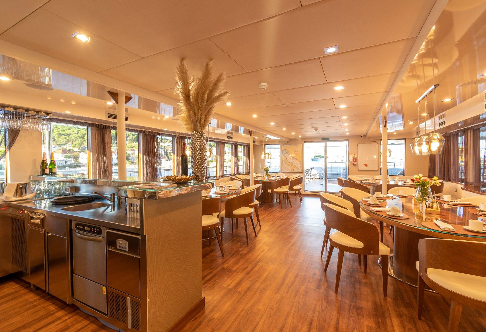 yolo-premium-boat-dining-room